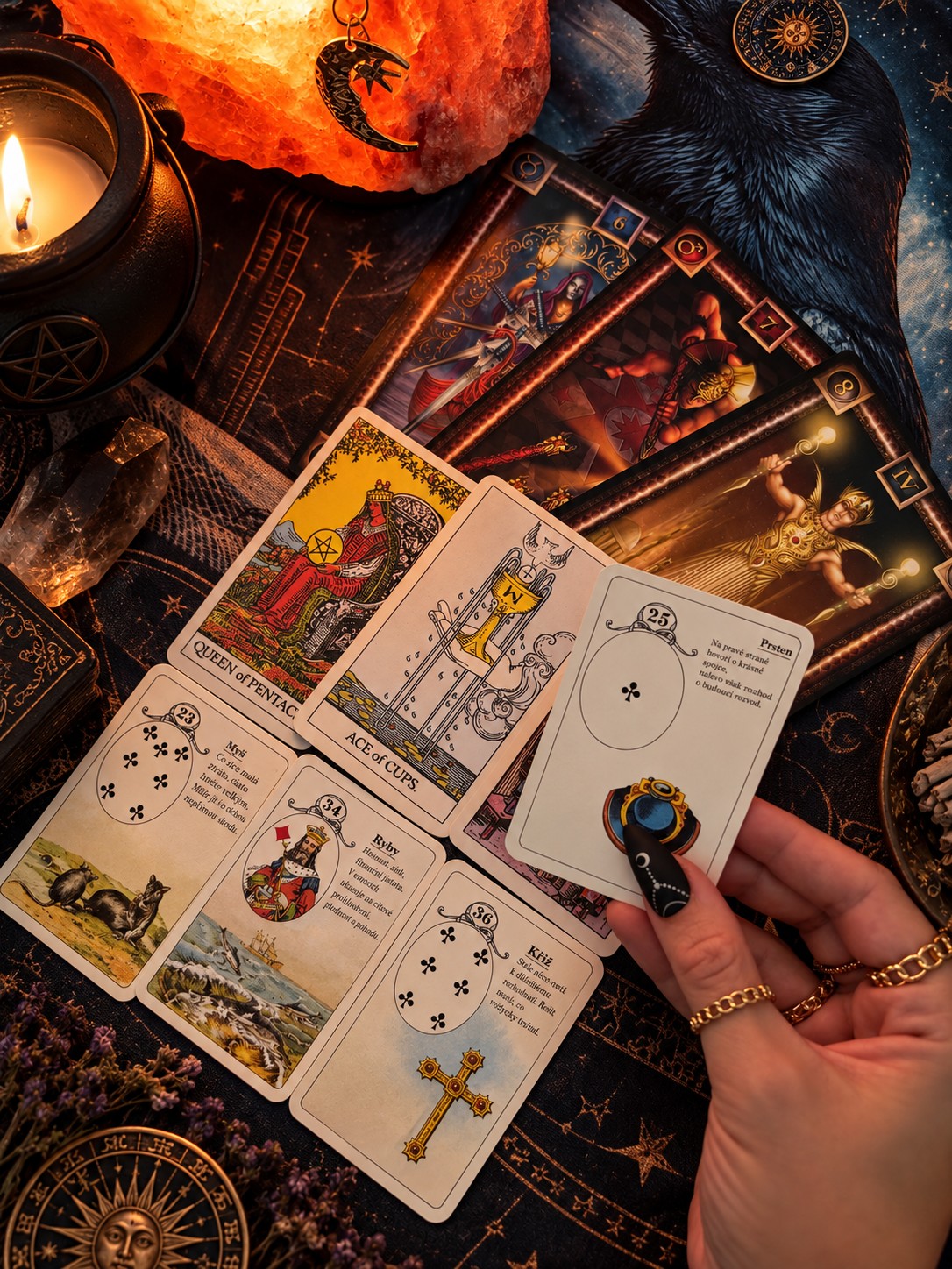 Rozložené karty Queen of Pentacles, Ace of Cups a Lenormand karty se svíčkou a krystaly